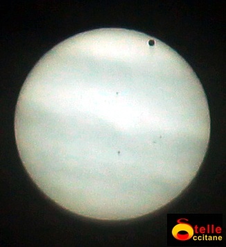 Transito di Venere sul Sole con nubi e macchie solari